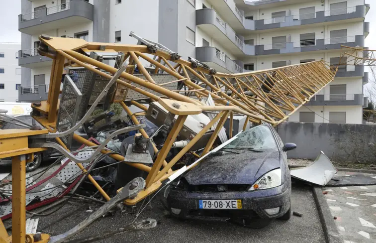 Carro danificado por queda de grua